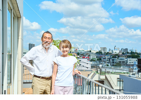 ベランダに立つ熟年夫婦　資産家 131055988
