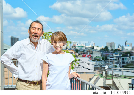 ベランダに立つ熟年夫婦　資産家 131055990