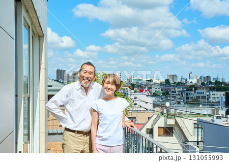 ベランダに立つ熟年夫婦 資産家 ベランダに立つ熟年夫婦 資産家 131055993