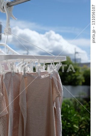 物干し竿に干したタオル 131056107
