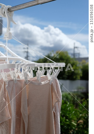 物干し竿に干したタオル 物干し竿に干したタオル 131056108