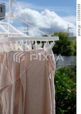 物干し竿に干したタオル 131056109