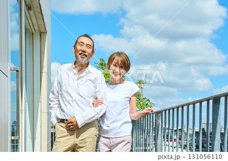 ベランダに立つ熟年夫婦　資産家 131056110