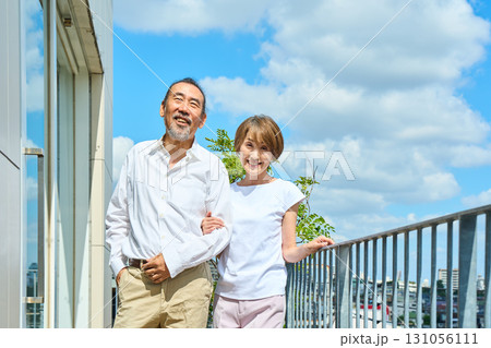 ベランダに立つ熟年夫婦　資産家 131056111