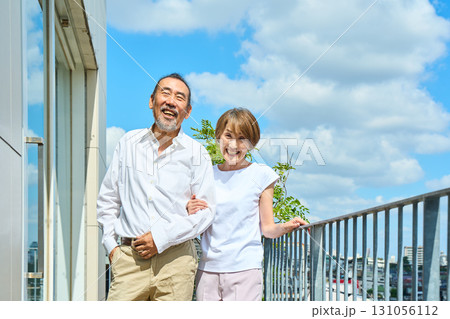 ベランダに立つ熟年夫婦　資産家 131056112