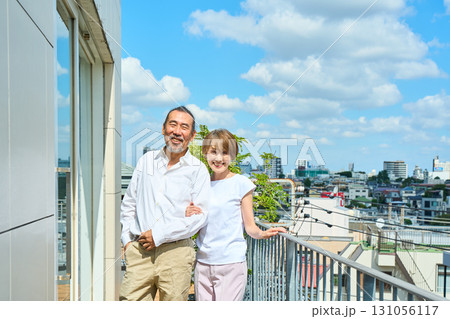 ベランダに立つ熟年夫婦　資産家 131056117