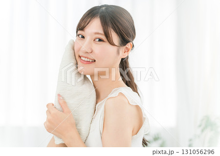 洗顔・タオルドライする若いアジア人女性(洗顔料) 洗顔・タオルドライする若いアジア人女性(洗顔料) 131056296