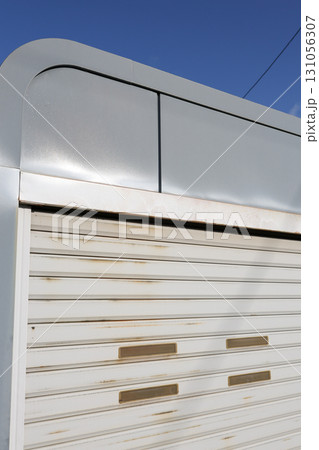 ガレージ、車庫、アルミ、シャッター、カーポート、物置、鉄板、車、自動車、戸建て、戸建て住宅、屋外 131056307