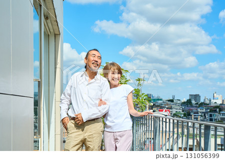 ベランダに立つ熟年夫婦　資産家 131056399
