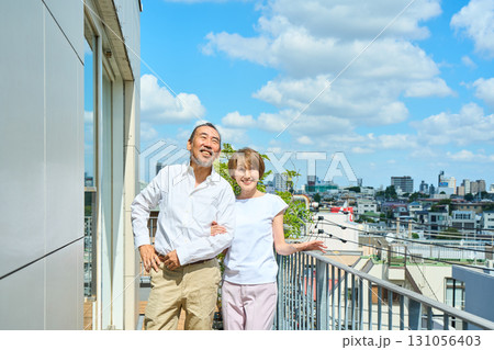 ベランダに立つ熟年夫婦　資産家 131056403