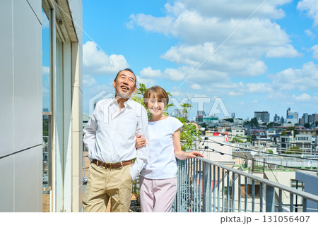 ベランダに立つ熟年夫婦　資産家 131056407
