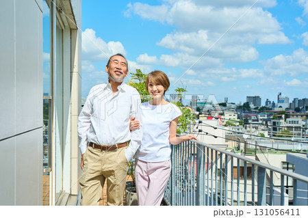 ベランダに立つ熟年夫婦　資産家 131056411