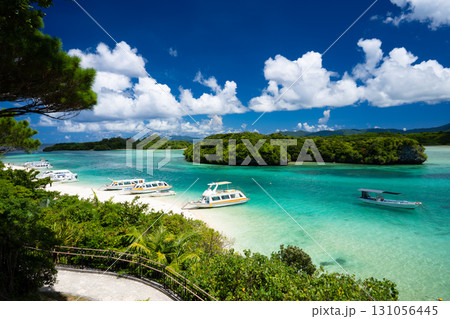 石垣島　エメラルドグリーンの川平湾 131056445