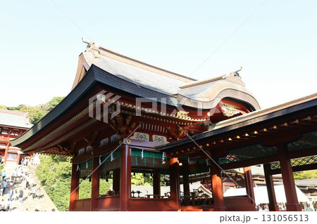 鎌倉の鶴岡八幡宮の舞殿（下拝殿） 131056513