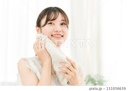 洗顔・タオルドライする若いアジア人女性(洗顔料) 洗顔・タオルドライする若いアジア人女性(洗顔料) 131056639