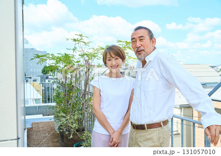 ベランダに立つ熟年夫婦 資産家 ベランダに立つ熟年夫婦 資産家 131057010