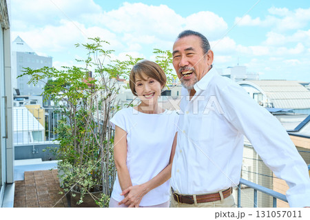 ベランダに立つ熟年夫婦　資産家 131057011