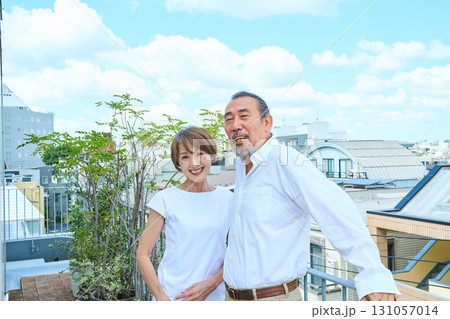 ベランダに立つ熟年夫婦　資産家 131057014