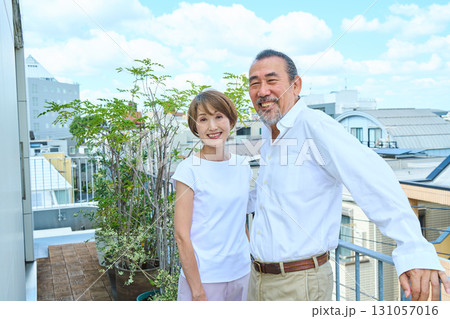 ベランダに立つ熟年夫婦 資産家 ベランダに立つ熟年夫婦 資産家 131057016