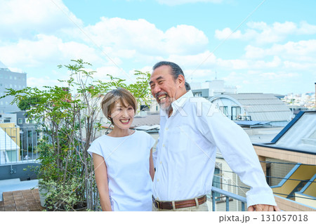 ベランダに立つ熟年夫婦　資産家 131057018
