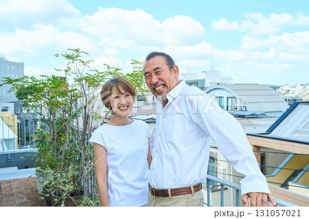 ベランダに立つ熟年夫婦　資産家 131057021