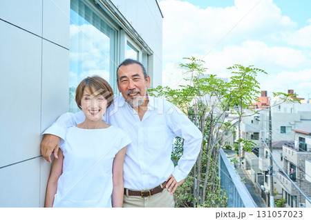 ベランダに立つ熟年夫婦　資産家 131057023