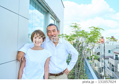 ベランダに立つ熟年夫婦 資産家 ベランダに立つ熟年夫婦 資産家 131057024