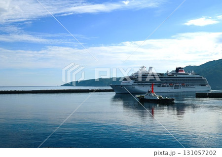 宮古港の朝 豪華客船飛鳥Ⅲ入港 131057202