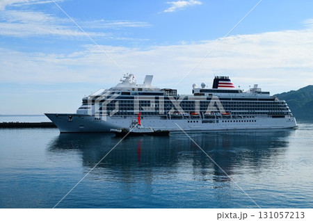 宮古港の朝 豪華客船飛鳥Ⅲ入港 131057213