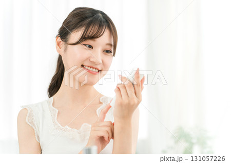 美容液,スキンケア商品の成分をチェックする若いアジア人女性 131057226