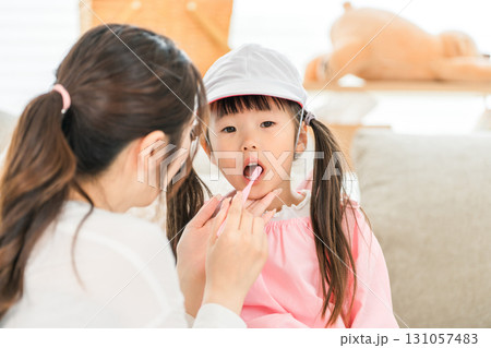 園児の歯磨きを手伝う母親,保育士,シッターの女性 園児の歯磨きを手伝う母親,保育士,シッターの女性 131057483