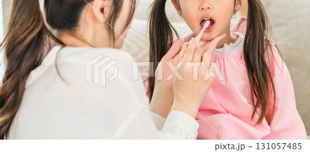 園児の歯磨きを手伝う母親,保育士,シッターの女性 131057485