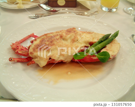 ホテルのレストランで食べるメインディッシュ，伊勢海老のグラタンの一皿 131057650
