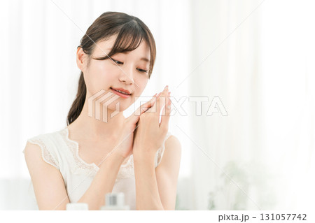 手の甲にハンドクリームを塗る日本人女性(スキンケア) 手の甲にハンドクリームを塗る日本人女性(スキンケア) 131057742