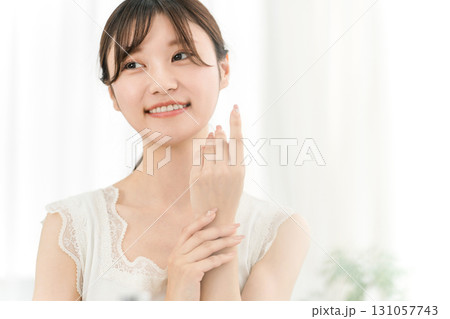 手の甲にハンドクリームを塗る日本人女性（スキンケア） 131057743