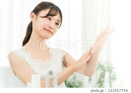 手の甲にハンドクリームを塗る日本人女性(スキンケア) 手の甲にハンドクリームを塗る日本人女性(スキンケア) 131057744