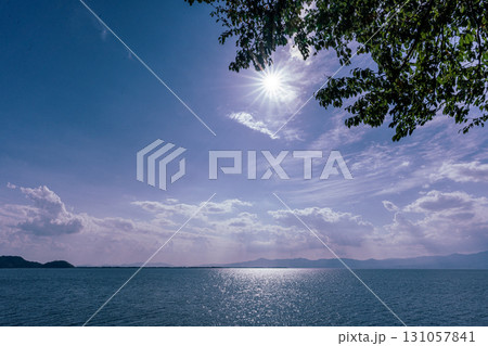 秋を迎えるころの琵琶湖の情景 131057841