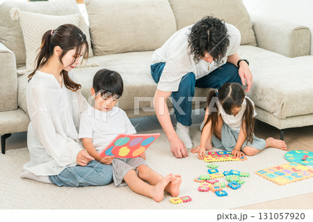 マイホームのリビングで遊ぶファミリー,親子（育児,子育て) 131057920