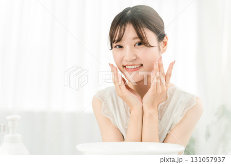 洗顔,スキンケアをする若いアジア人女性 洗顔,スキンケアをする若いアジア人女性 131057937