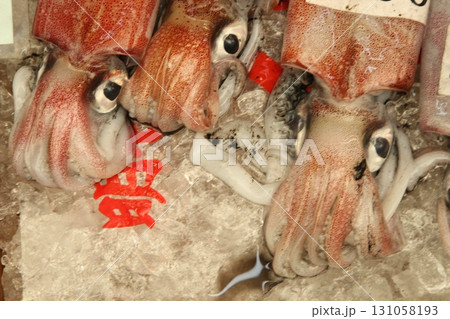 明石魚の棚に並ぶ目が怖い明石のイカ 明石魚の棚に並ぶ目が怖い明石のイカ 131058193