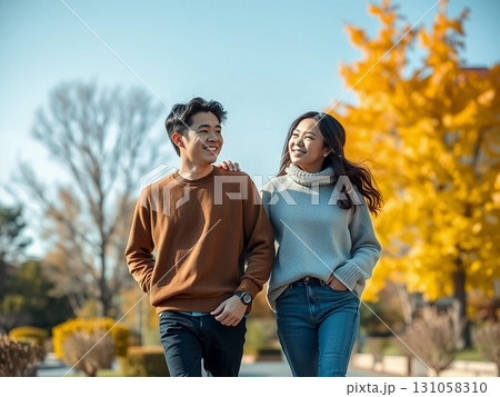 イチョウ並木で共に歩む イチョウ並木で共に歩む 131058310