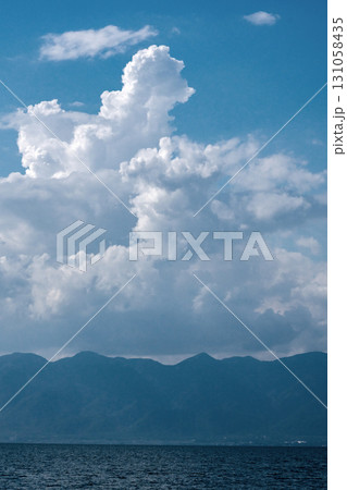 比良の稜線と入道雲 131058435