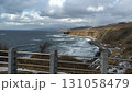 雪の残る海岸線と荒い波 131058479
