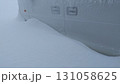 大雪に埋もれてタイヤが見えなくなった車 131058625