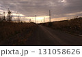 夕暮れに染まる一本の道 131058626