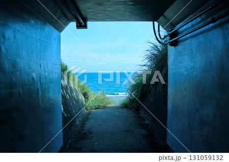 地下道から見えた青い海と白波 131059132