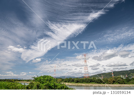 淀川の河川敷から見上げる空　大阪府枚方市 131059134