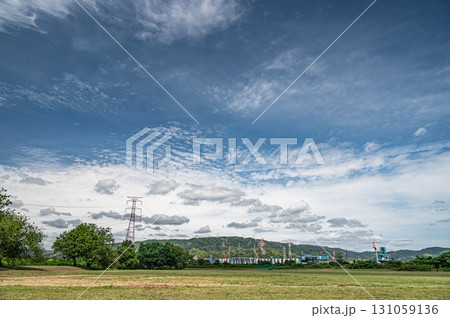 淀川の河川敷グランドから見上げる空 大阪府枚方市 淀川の河川敷グランドから見上げる空 大阪府枚方市 131059136