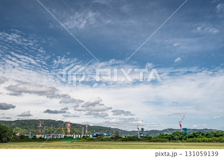 淀川の河川敷グランドから見上げる空 大阪府枚方市 淀川の河川敷グランドから見上げる空 大阪府枚方市 131059139