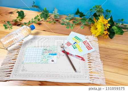 夏休みのラジオ体操用のスタンプカードと水 131059375